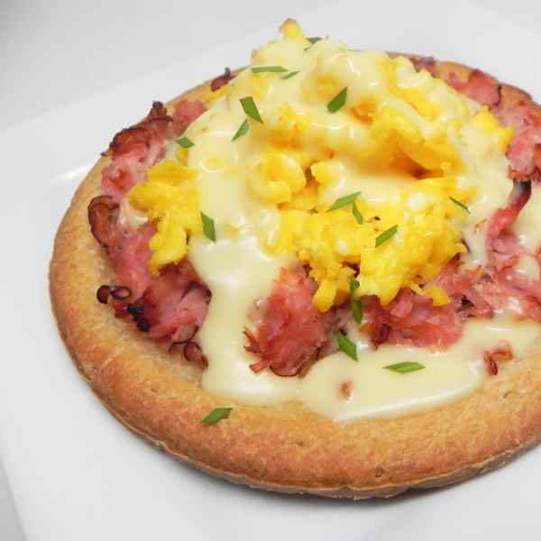 Quick Eggs Benny Pizza