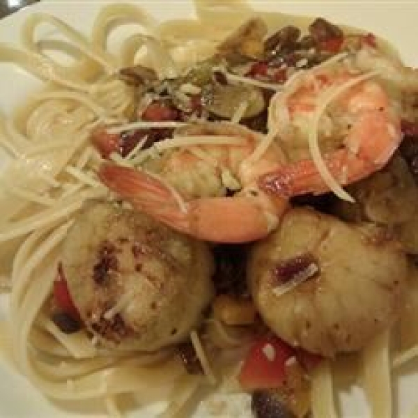 Pan-Seared Scallops with Pepper and Onions in Anchovy Oil