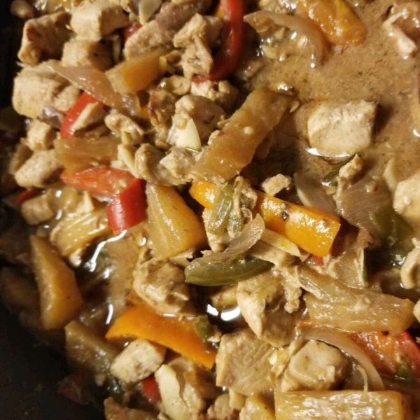 Stir-Fried Chicken With Pineapple and Peppers