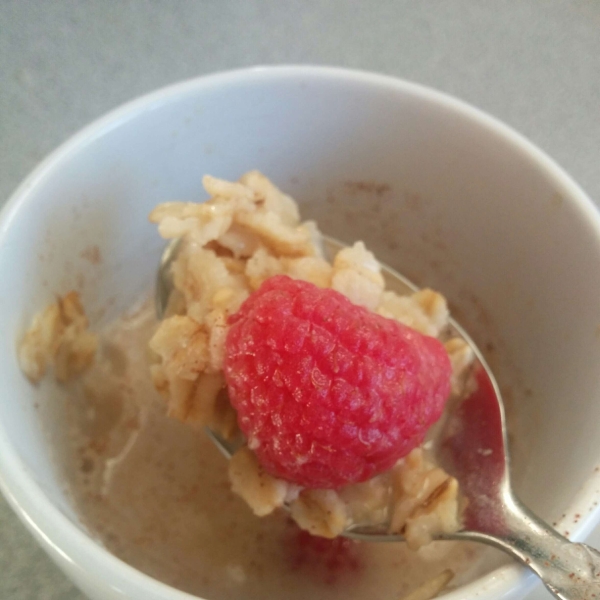 Quick-and-Easy Almond Milk Oatmeal with Raspberries