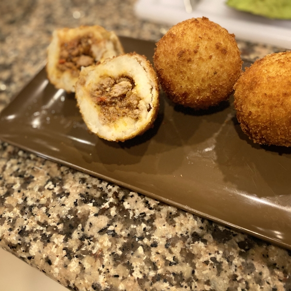 Papas Rellenas (Fried Stuffed Potatoes)