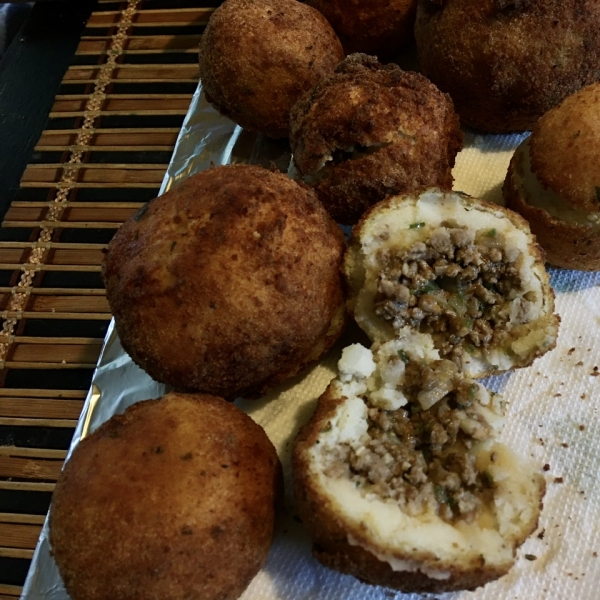 Papas Rellenas (Fried Stuffed Potatoes)