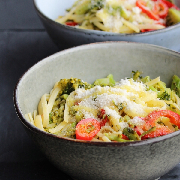 Linguini with Broccoli and Red Peppers