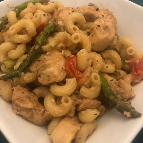 Pasta with Chicken, Asparagus, and Tomatoes