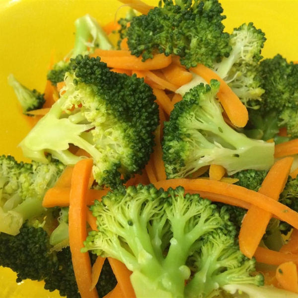 Steamed Broccoli and Carrots with Lemon