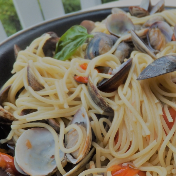 Spaghetti with Clams and Cherry Tomatoes