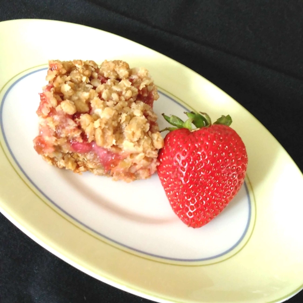 Strawberry Rhubarb Crumb Bars