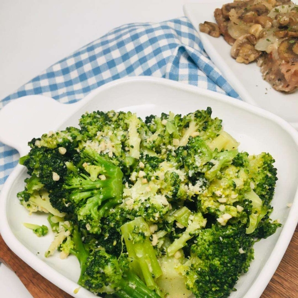 Quick and Easy Garlic Broccoli with Parmesan