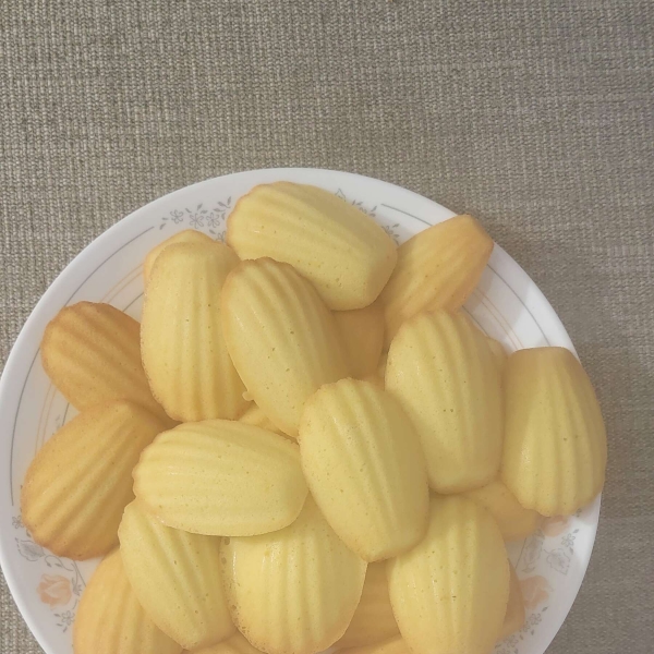Best Madeleines (French Butter Cakes)
