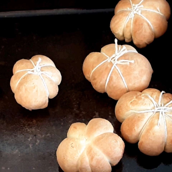 Pumpkin-Shaped Dinner Rolls