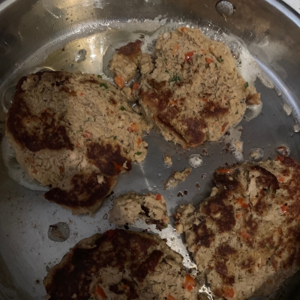 Salmon Cake Sliders and Garlic Aioli