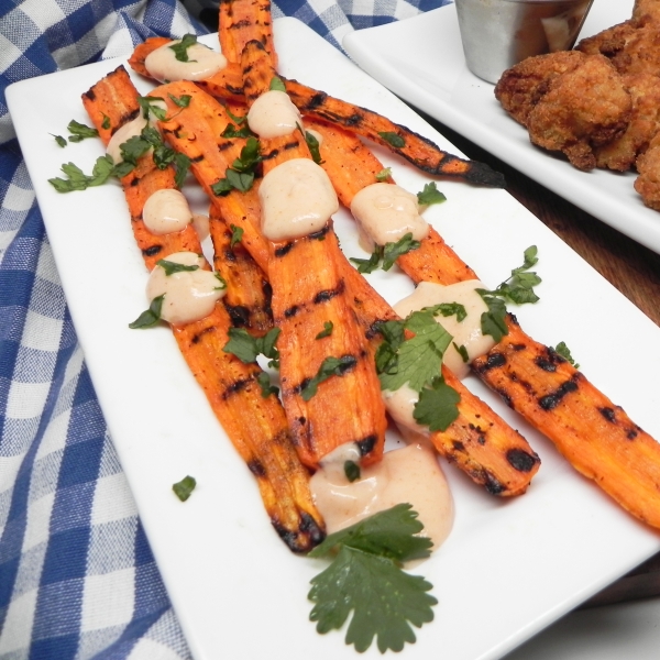 Grilled Carrots with Creamy Sriracha Sauce