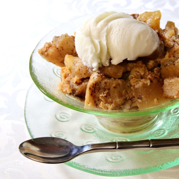 Slow Cooker Apple Cinnamon Bread Pudding