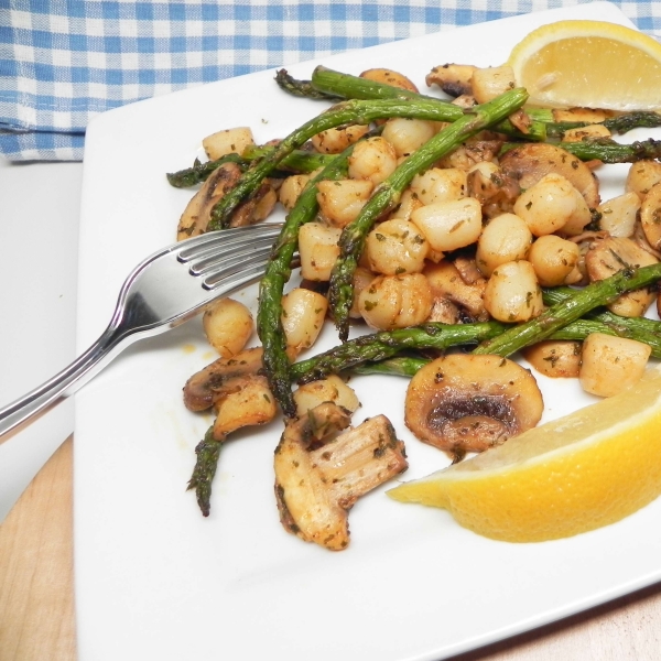 Air Fryer Bay Scallops, Asparagus, and Mushrooms