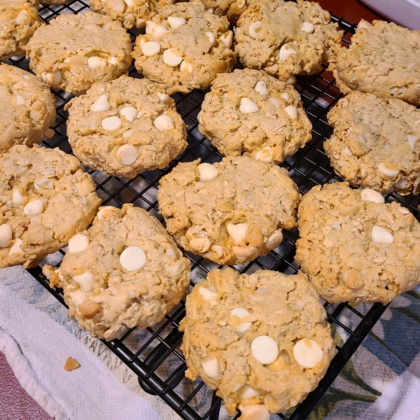 White Chocolate-Macadamia Nut Oatmeal Cookies