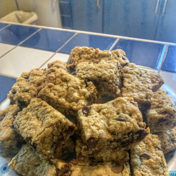 Amazing Oatmeal Chocolate Chip Bars