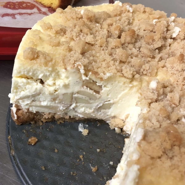 Delicious Apple Streusel Cheesecake