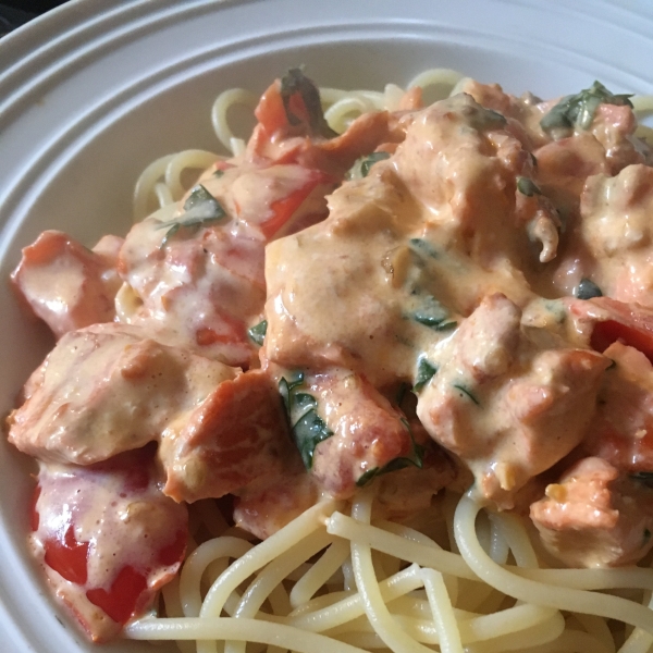 Quick Pasta with Salmon and Tomatoes in Cream Sauce