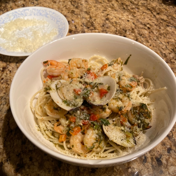 Pesto Clams and Shrimp Linguine