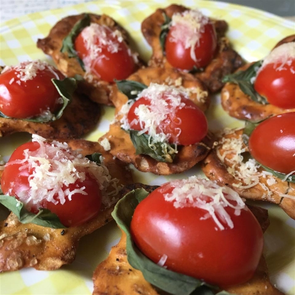Tomato, Cheese and Basil Pretzel Crisps® Bites