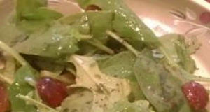 Arugula and Romaine Salad with Red Grapes