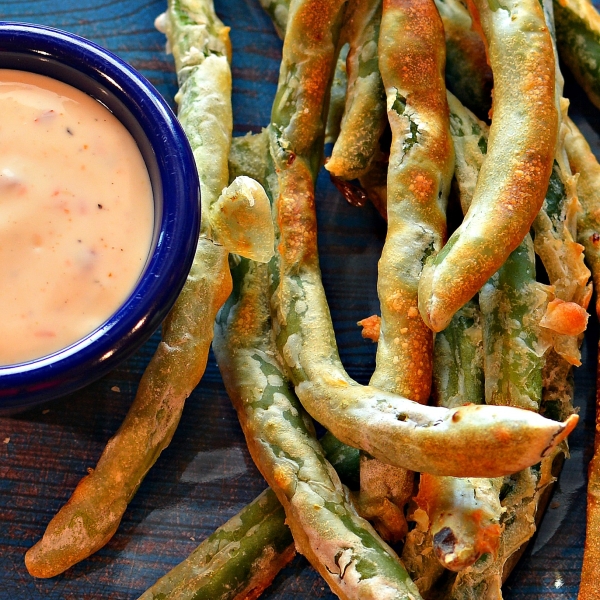 Air Fryer Green Beans with Spicy Dipping Sauce