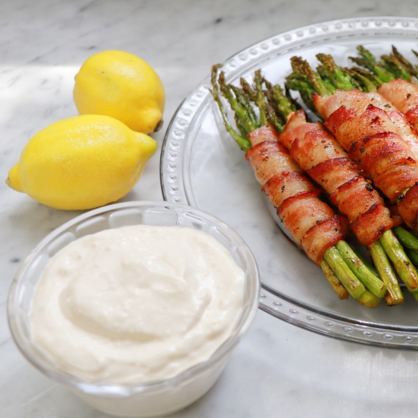 Keto Bacon-Wrapped Asparagus with Lemon Aioli