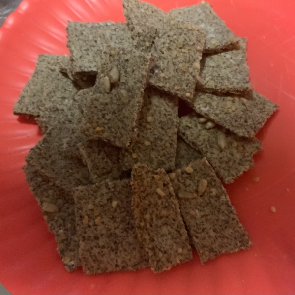 Low-Carb Almond Garlic Crackers