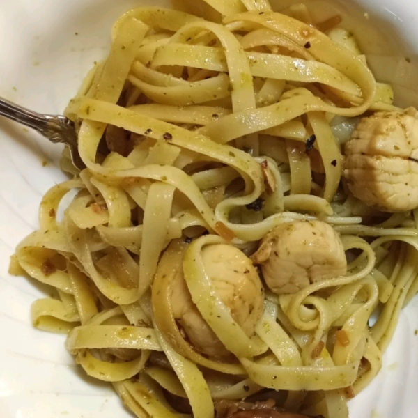 Pasta with Pesto and Scallops