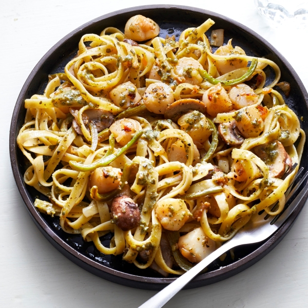 Pasta with Pesto and Scallops