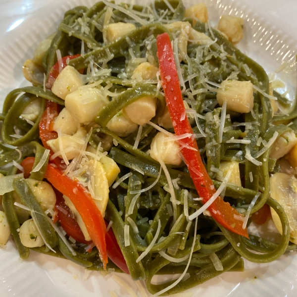 Pasta with Pesto and Scallops