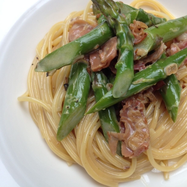 Creamy Pasta with Asparagus and Prosciutto