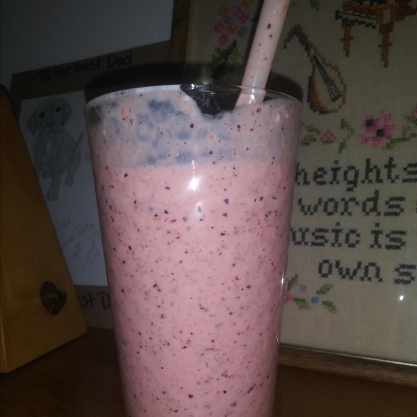 Berry-Mango Smoothie with Yogurt