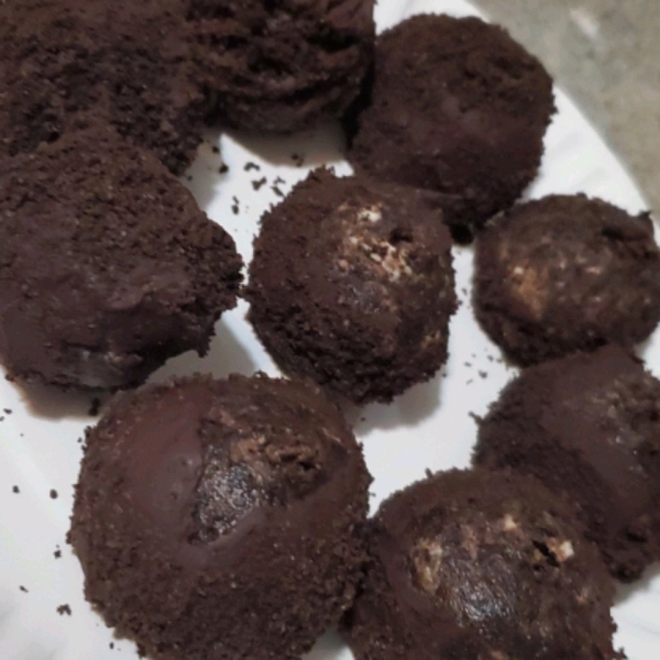 Easy White Chocolate Oreo® Truffles