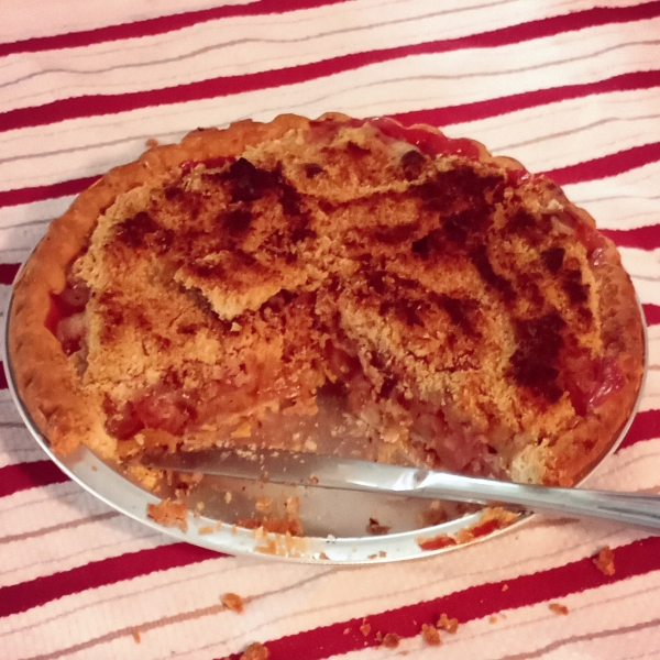 Crumb-Topped Strawberry Rhubarb Pie