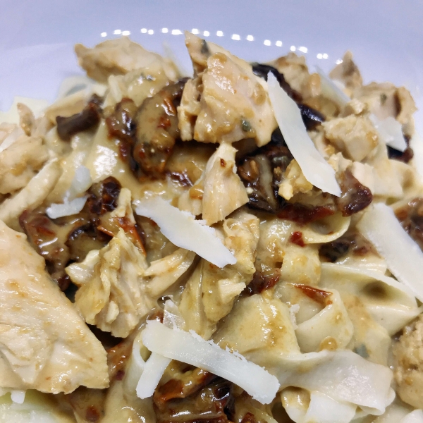 Pasta with Chicken and Sun-Dried Tomatoes in Gorgonzola Sauce