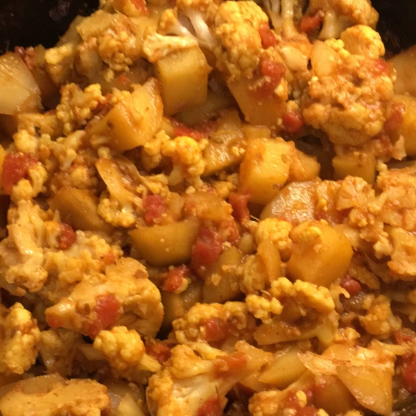 Gobi Aloo (Indian Style Cauliflower with Potatoes)