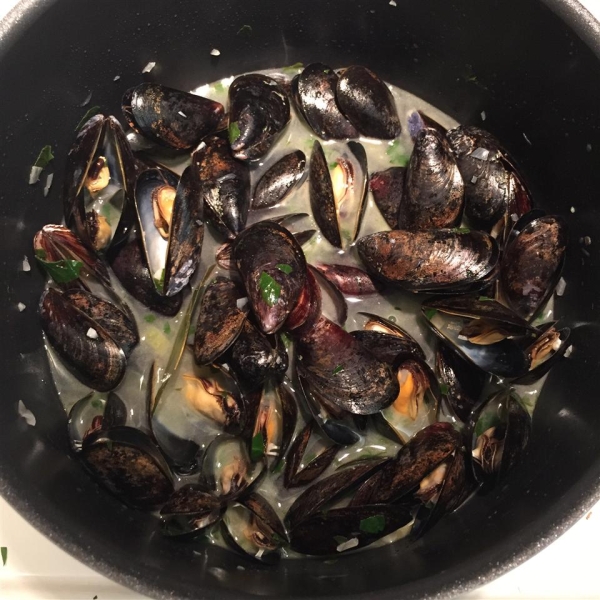 Mussels Mariniere with Linguine