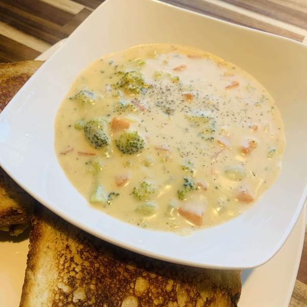 Sandy's Homemade Broccoli and Cheddar Soup