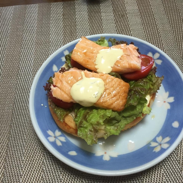 Grilled Salmon Sandwich with Dill Sauce