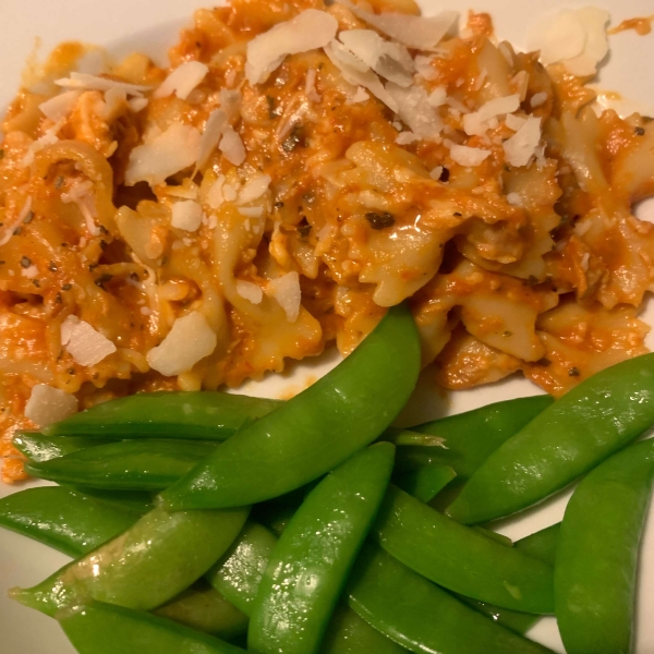 Cheesy Pasta Alfredo with Salmon