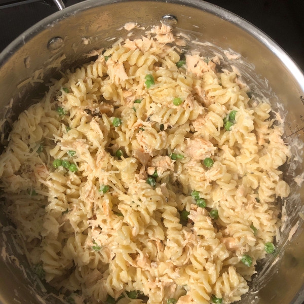 Cheesy Pasta Alfredo with Salmon