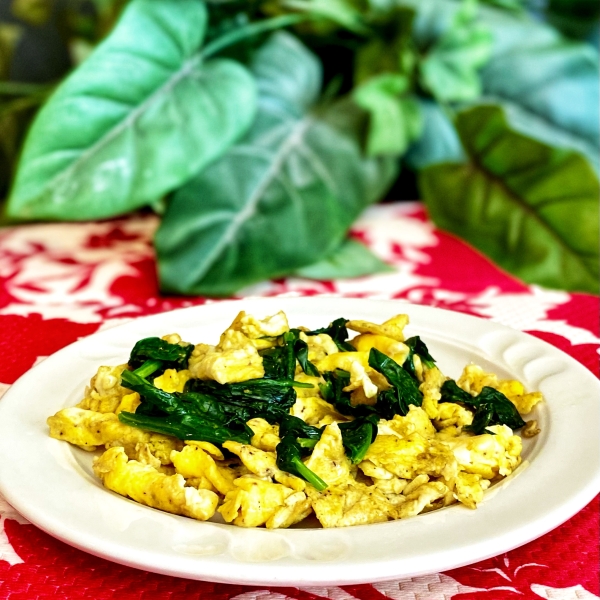 Healthy Spinach and Egg Breakfast Scramble