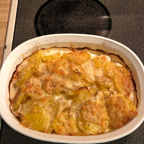 Creamy Rosemary Au Gratin Potatoes