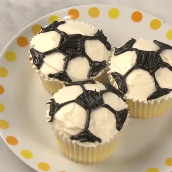 How to Decorate Soccer Cupcakes