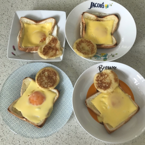 Cheesy Egg In A Basket