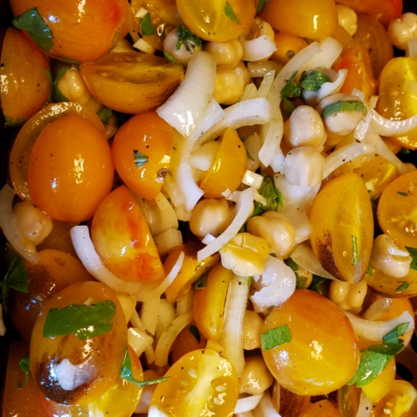Chickpea Salad with Red Onion and Tomato