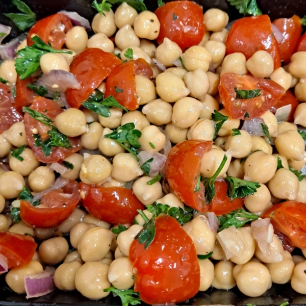 Chickpea Salad with Red Onion and Tomato
