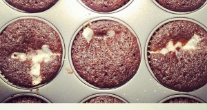 Easy Cheesecake-Filled Cupcakes (Vegan)