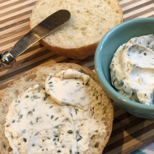 Homemade Vegan Chive and Garlic Cream Cheese